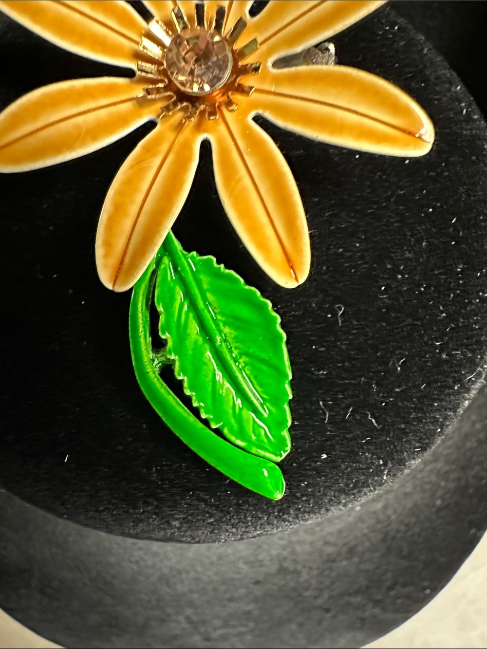 Vintage 1960’s Enamel Yellow Daisy Flower Brooch with Green Leaf - Picture 9 of 11